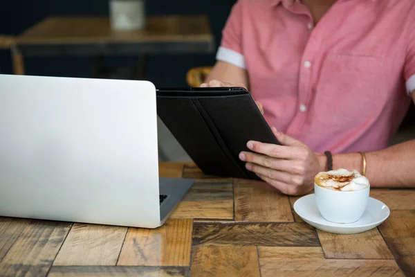 Człowiek za pomocą tabletu Pc przy stoliku w kawiarni — Zdjęcie stockowe