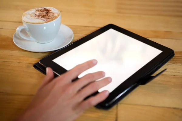Mão usando tablet digital com tela em branco — Fotografia de Stock