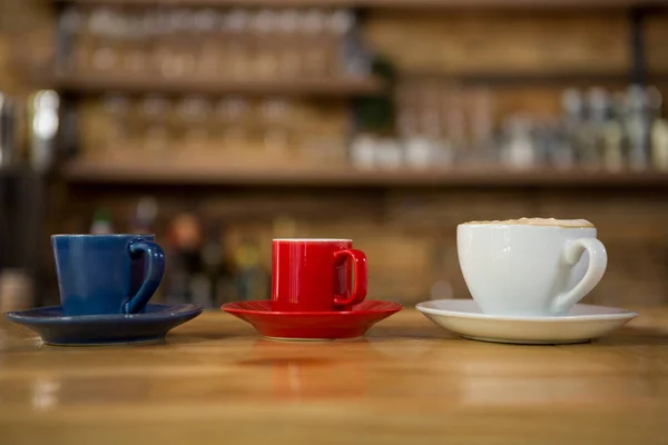 Kaffeetassen auf dem Tisch in der Cafeteria — Stockfoto