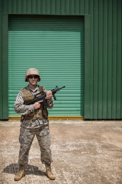 Soldado militar de pé com uma espingarda — Fotografia de Stock