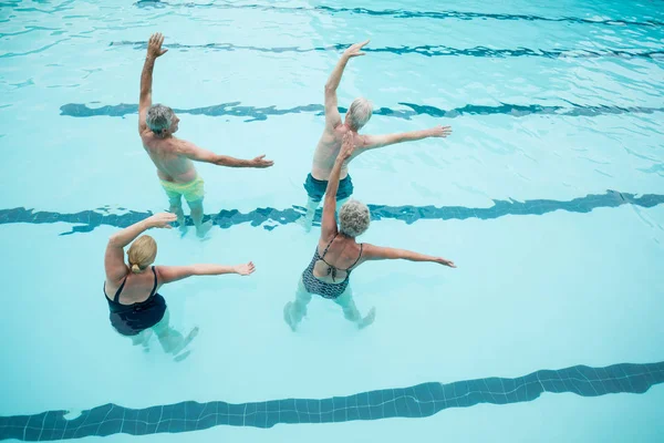 Idosos praticantes de natação na piscina — Fotografia de Stock