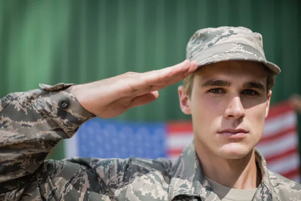 Militær soldat som hilser – stockfoto