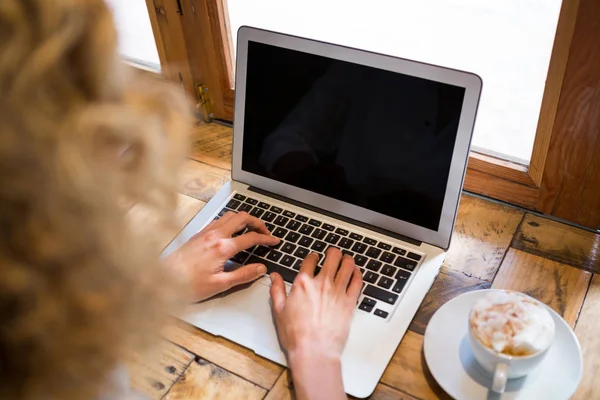 Mulher usando laptop no café — Fotografia de Stock