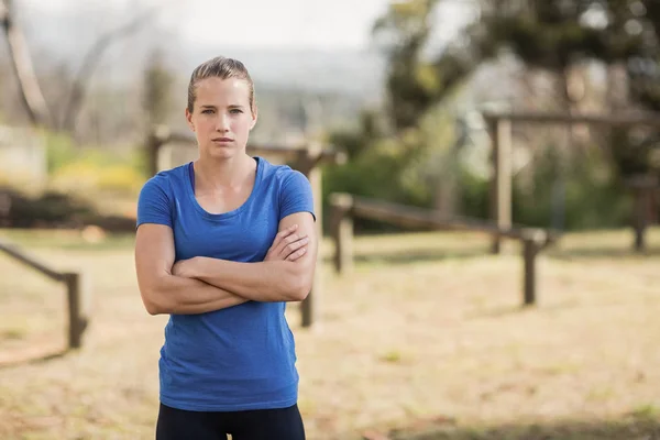 Fit vrouw permanent met gekruiste armen — Stockfoto