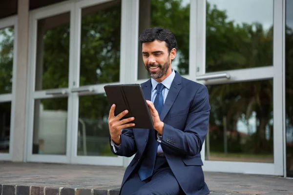 Zakenman die digitale tablet gebruikt — Stockfoto