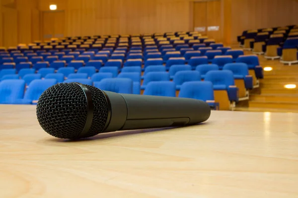 Микрофон в конференц-зале — стоковое фото