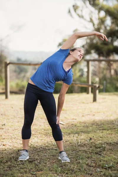 Fit woman exercising in boot camp — Stock Photo, Image
