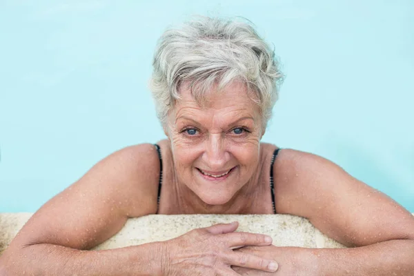 Senior kobiety opierając się na basenie — Zdjęcie stockowe