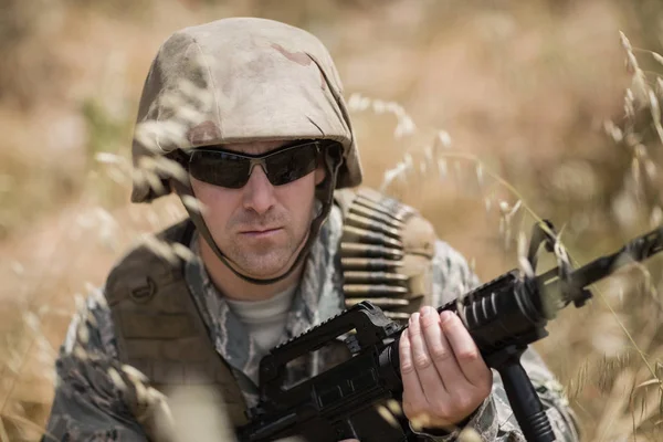 Militær soldat gjemt i gress – stockfoto