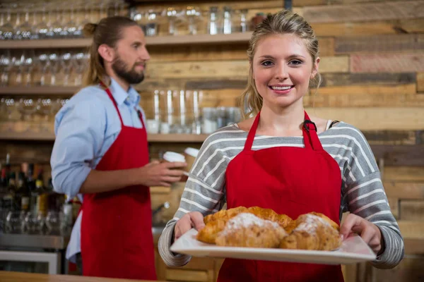 Barista drží podnos croissanty v kavárně — Stock fotografie