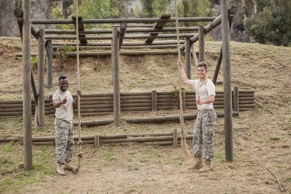 Soldats militaires montrant les pouces — Photo