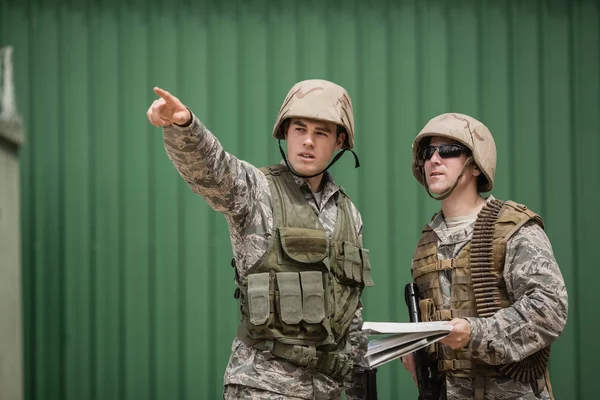 Soldados mostrando direção para seu colega — Fotografia de Stock