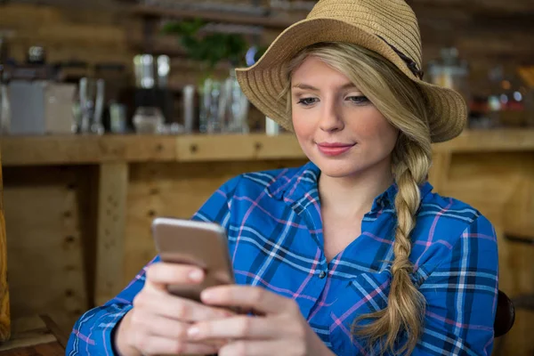 Женщина в шляпе во время использования телефона — стоковое фото