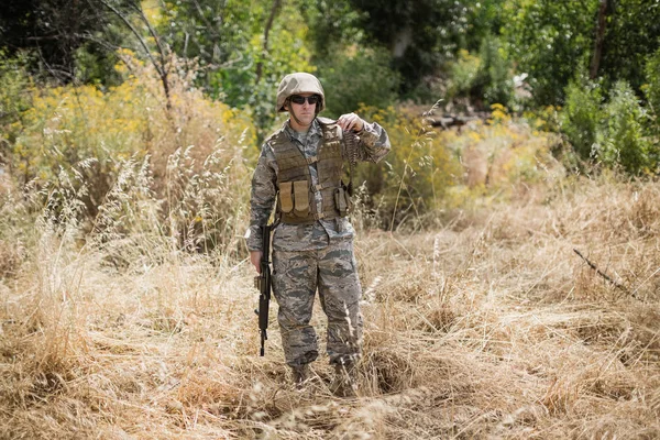 Soldado militar de pie con un rifle — Foto de Stock