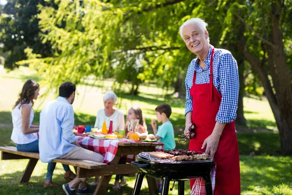 Uomo anziano barbecue con la famiglia — Foto Stock