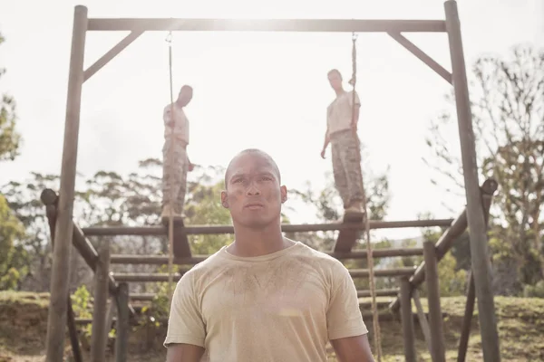 Wojskowej żołnierzy wspinaczka liny — Zdjęcie stockowe