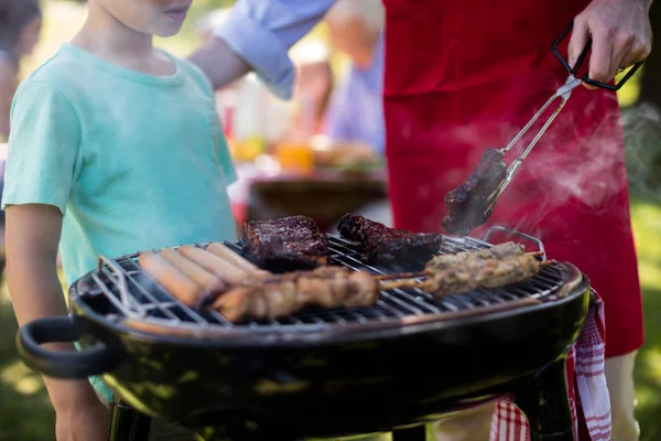 Barbecues père et fils dans le parc — Photo