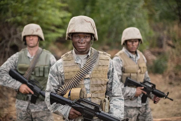 Soldados militares durante ejercicio de entrenamiento — Foto de Stock