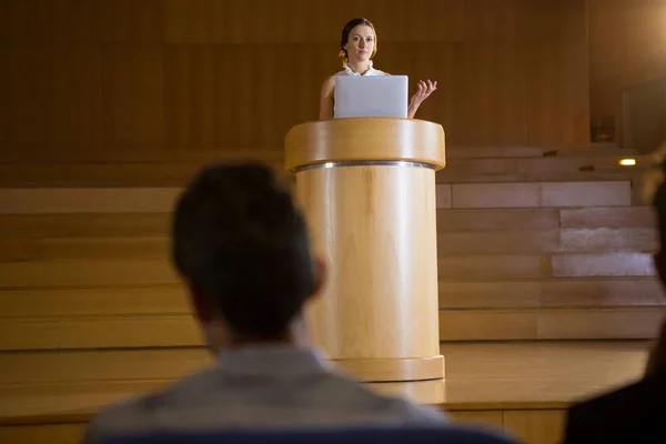 Vrouwelijke ondernemer houdt een toespraak — Stockfoto