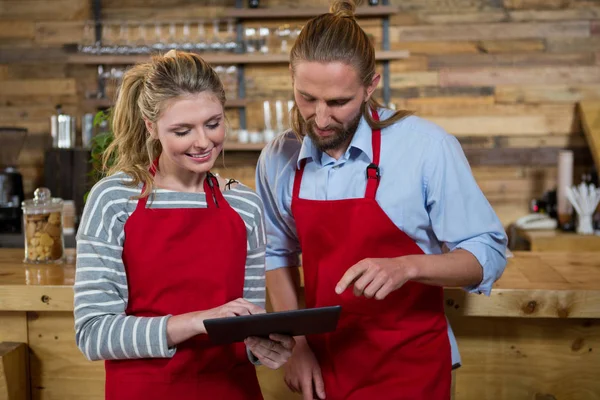 Baristas nutzen digitales Tablet im Coffeeshop — Stockfoto