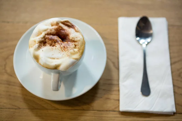 Taza de café con espuma cremosa en la mesa — Foto de Stock