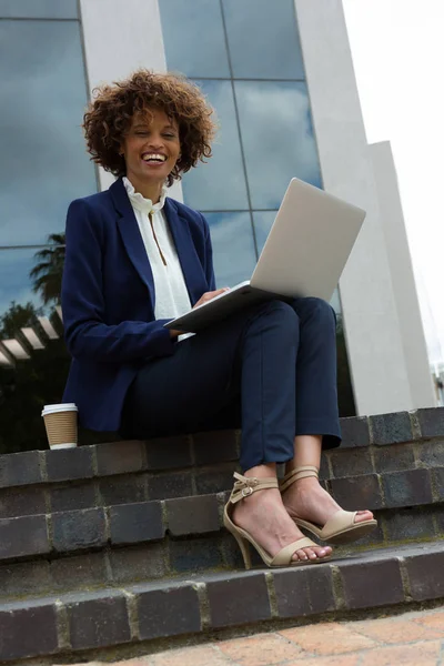 Mujer de negocios sonriente usando laptop — Foto de Stock