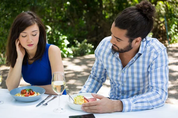 Casal ter dificuldades de relacionamento no restaurante — Fotografia de Stock