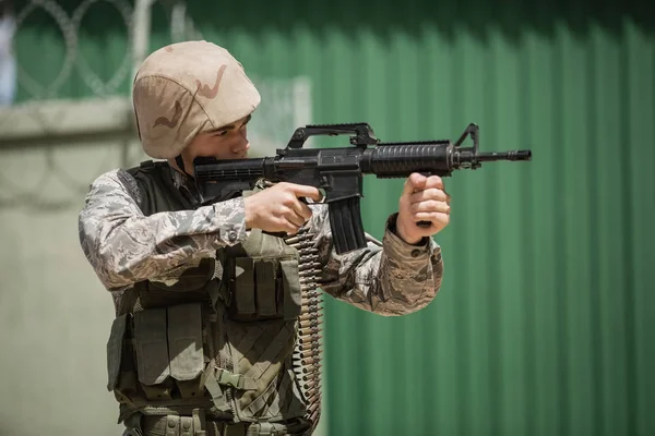 Militär soldat siktar med ett gevär — Stockfoto