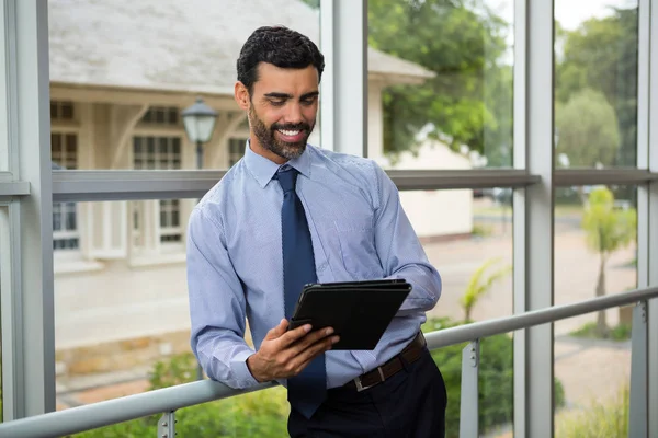 Homme d'affaires utilisant une tablette numérique — Photo