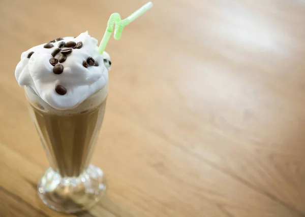 Vaso de batido de chocolate con crema — Foto de Stock