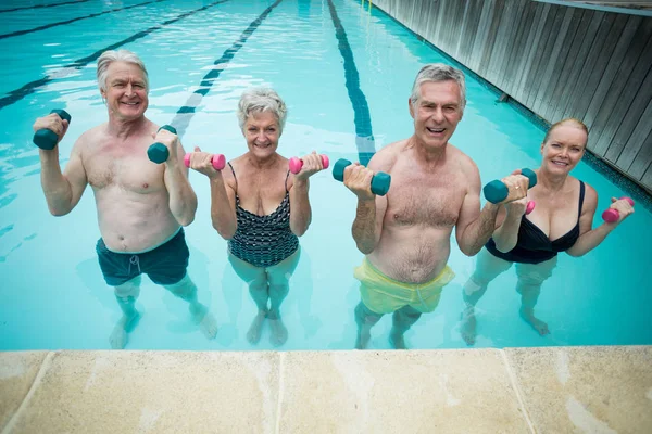 Levantamento de peso dos nadadores na piscina — Fotografia de Stock