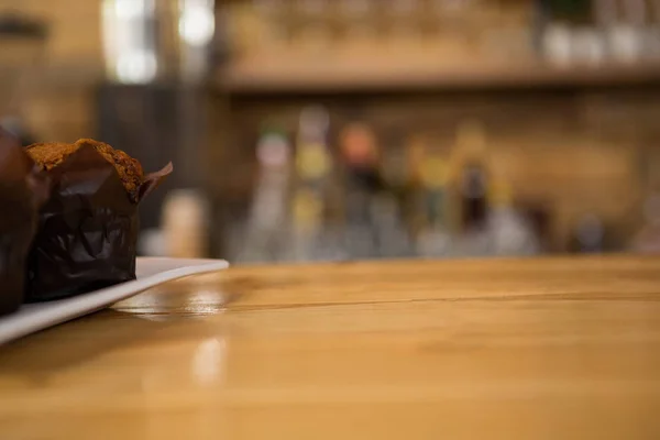 Muffin en mostrador de madera en la cafetería — Foto de Stock