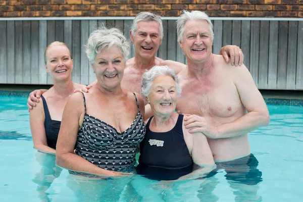 Nadadores seniores em pé na piscina — Fotografia de Stock