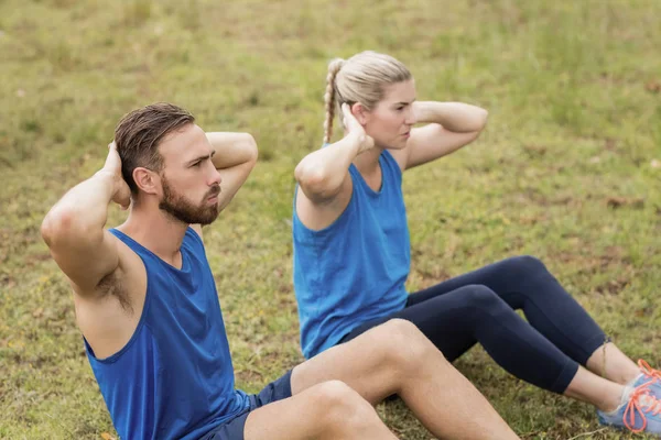 Fit pessoas realizando crunches exercício — Fotografia de Stock