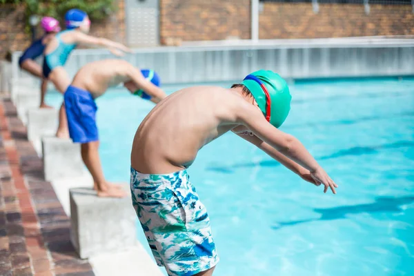 Pequenos nadadores se preparando à beira da piscina — Fotografia de Stock