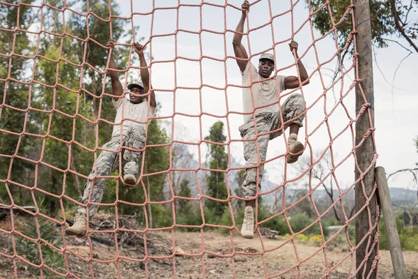 Soldaten klettern auf Netz — Stockfoto