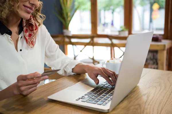 Hitelkártya tartó rövid idő használ laptop női — Stock Fotó