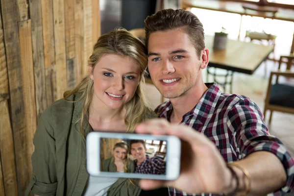 Cuplu care face selfie cu telefonul mobil — Fotografie, imagine de stoc
