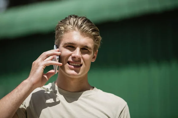 Soldado militar hablando por teléfono — Foto de Stock