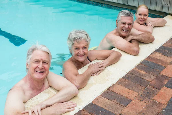 Nuotatori appoggiati a bordo piscina — Foto Stock