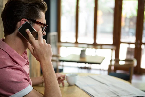 Man, praten over mobiele telefoon in de coffeeshop — Stockfoto