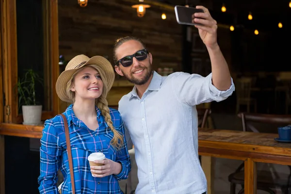 Couple prenant selfie avec téléphone portable — Photo