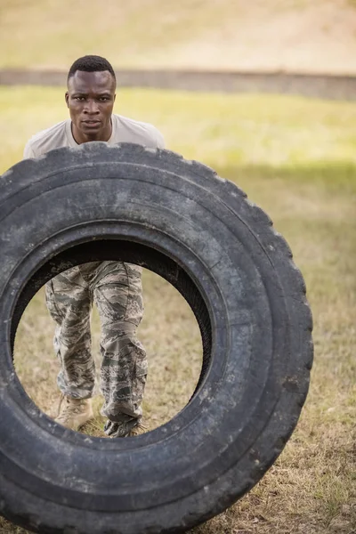 Tentukan tentara militer berolahraga dengan ban — Stok Foto