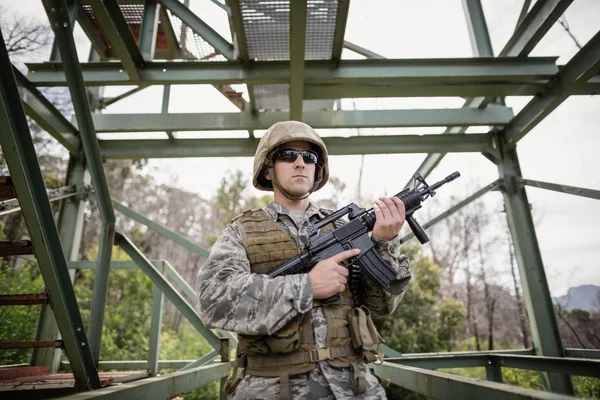 Військовослужбовець, який охороняється гвинтівкою — стокове фото