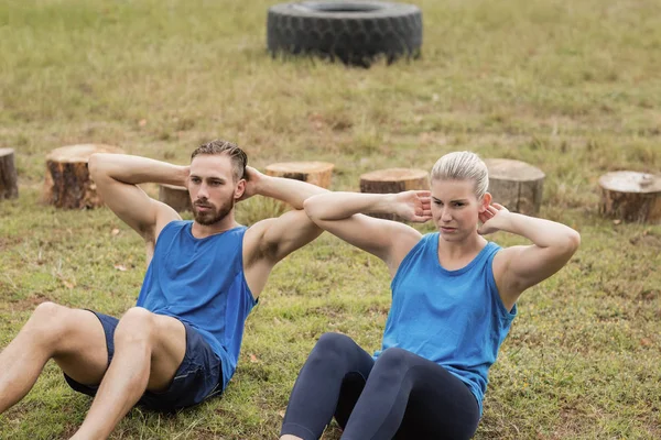 Fit mensen uitvoeren crunches oefenen — Stockfoto