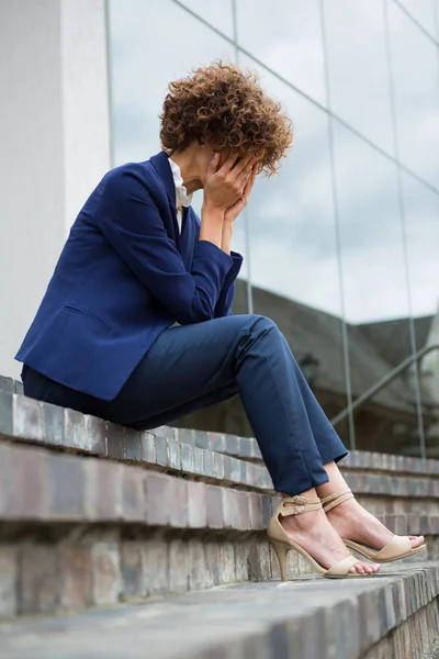 Депрессивная деловая женщина, сидящая в помещении — стоковое фото