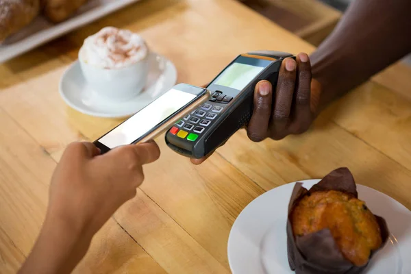 Cep telefonu üzerinden ödeme kabul Barista — Stok fotoğraf