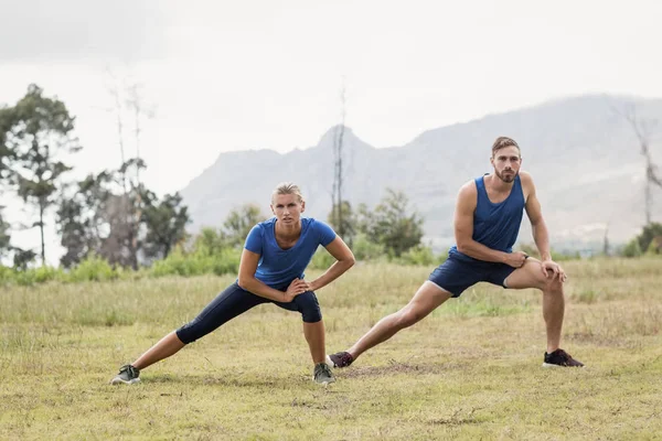 Fit homme et femme exerçant — Photo