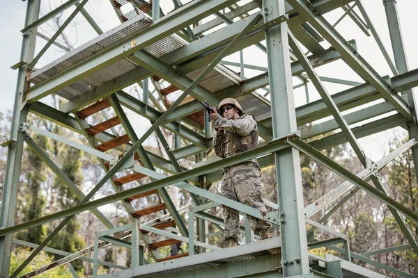 Soldato militare di guardia con un fucile — Foto Stock