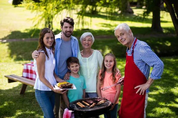 Multi generation familj nära barbeque — Stockfoto